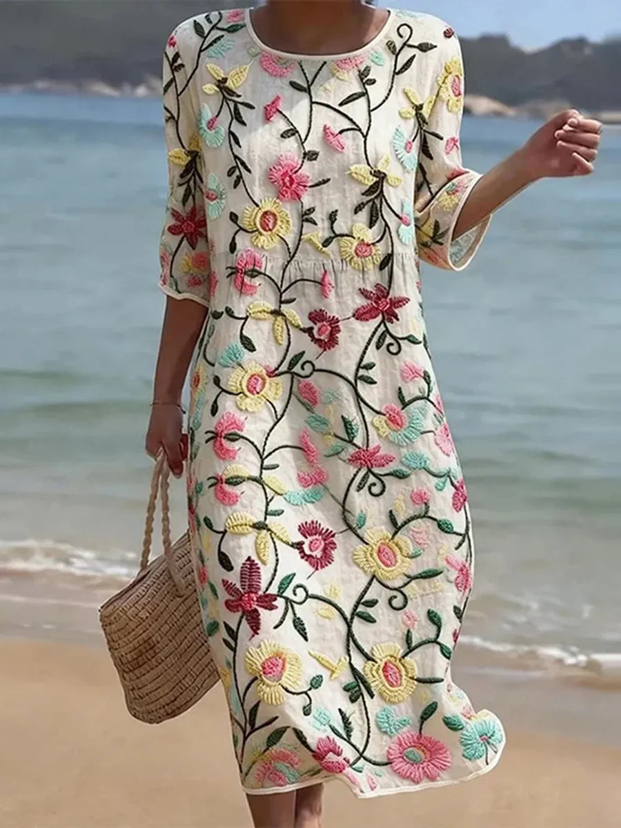 Vestido informal de mujer con estampado floral.