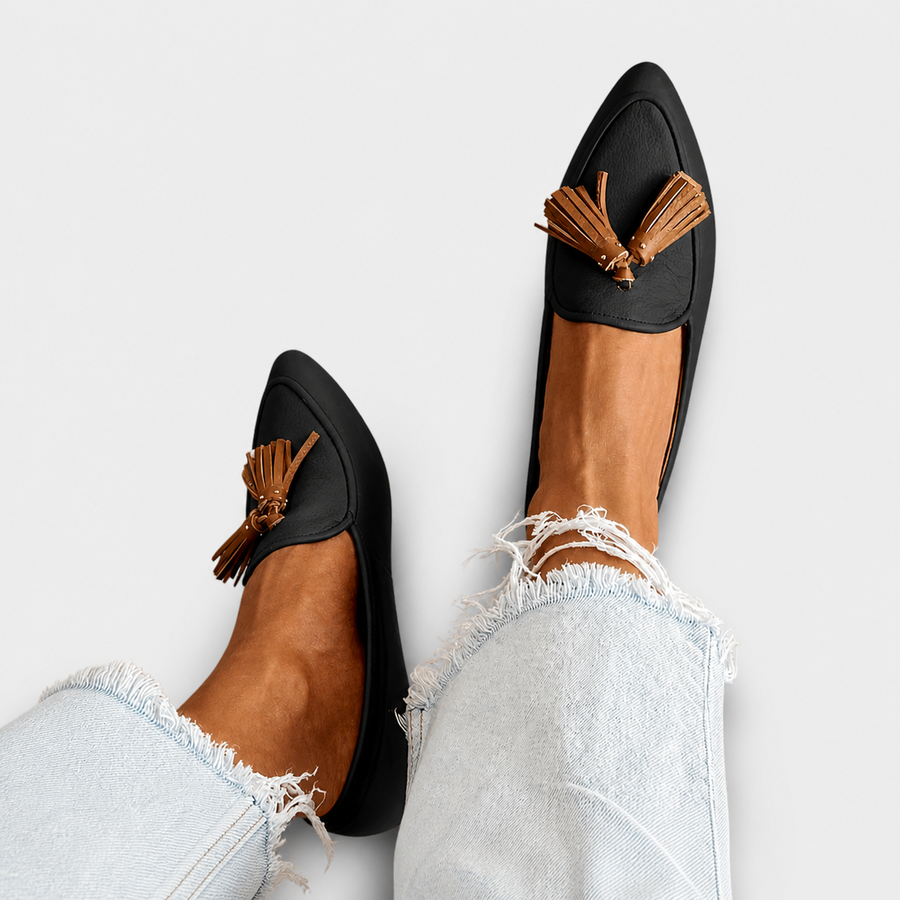 Restituta™ | Mocasín Negro de Punta con Borlas