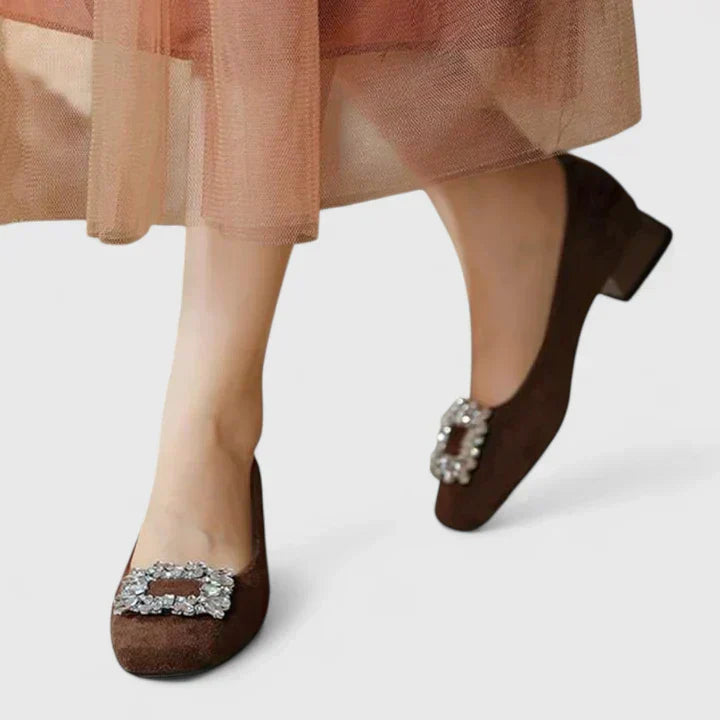 Anabel™ | Escarpín de Ante con Broche Joya y Tacón Bajo