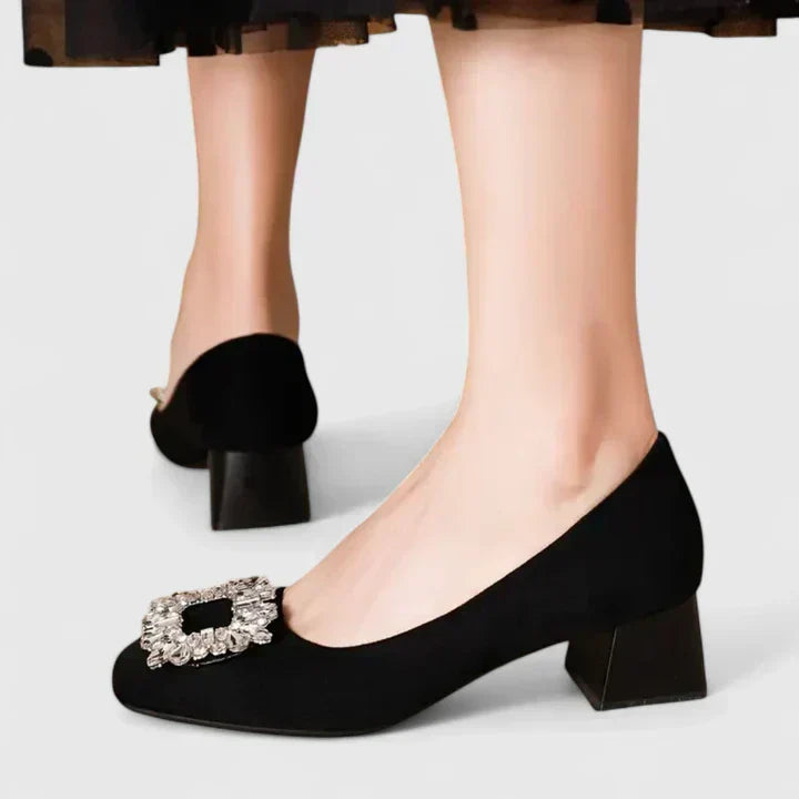 Anabel™ | Escarpín de Ante con Broche Joya y Tacón Bajo