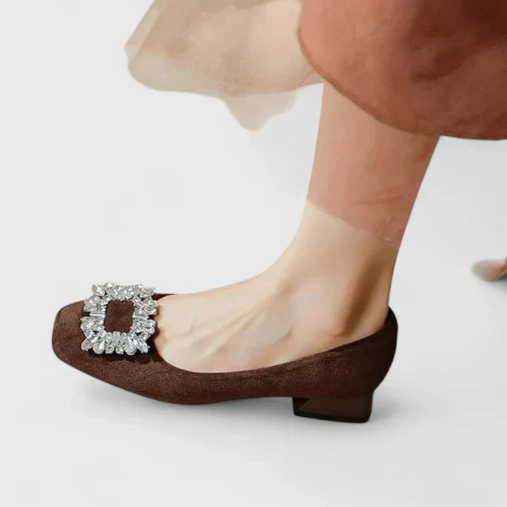 Anabel™ | Escarpín de Ante con Broche Joya y Tacón Bajo
