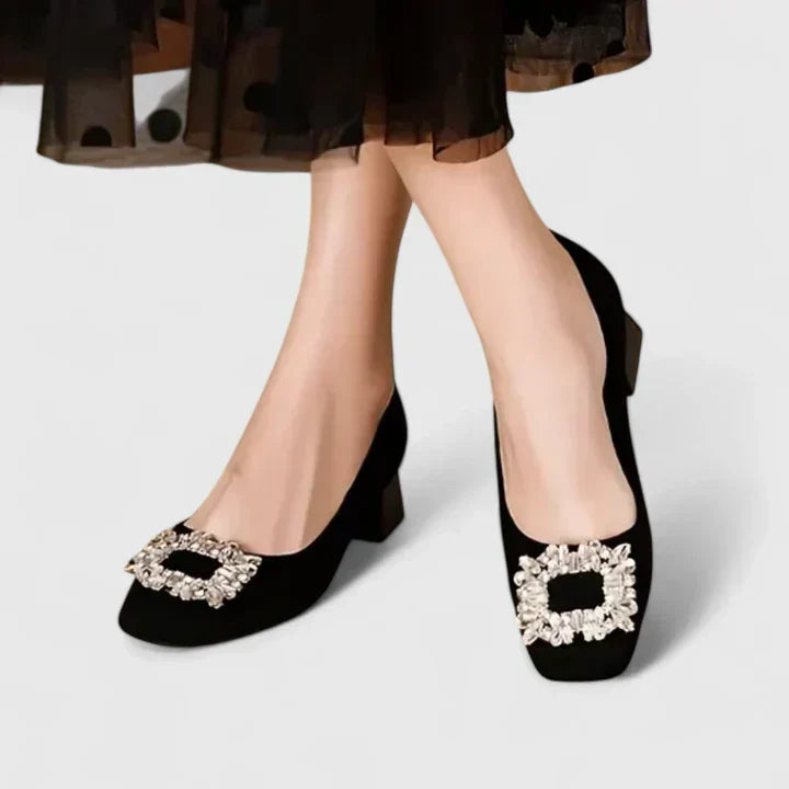 Anabel™ | Escarpín de Ante con Broche Joya y Tacón Bajo