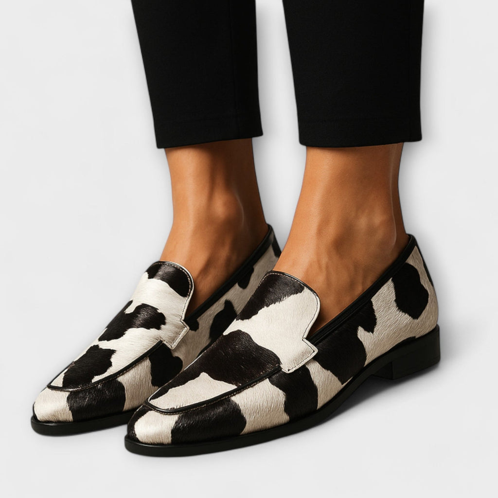 Bibiana™ | Mocasín con Estampado Vaca y Borlas