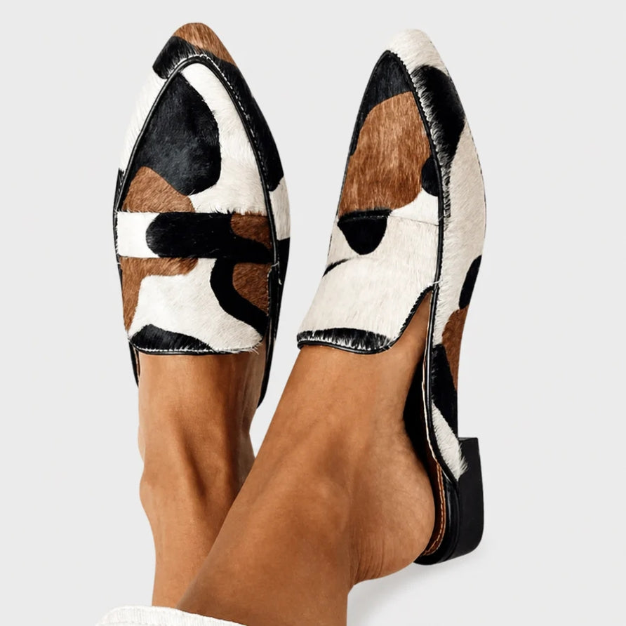 Teodora™ | Mocasín Estampado Vaca Blanco y Negro