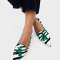 Escolástica™ | Mocasín Cebra Verde con Borlas