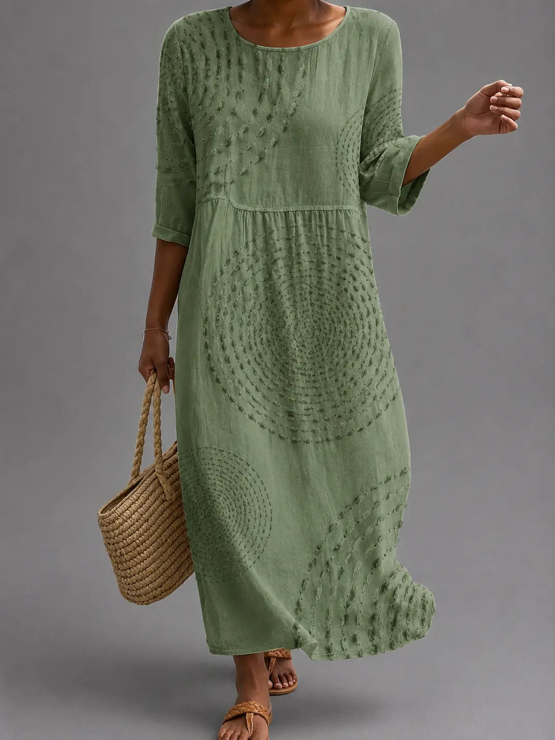 Vestido informal de mujer bordado.