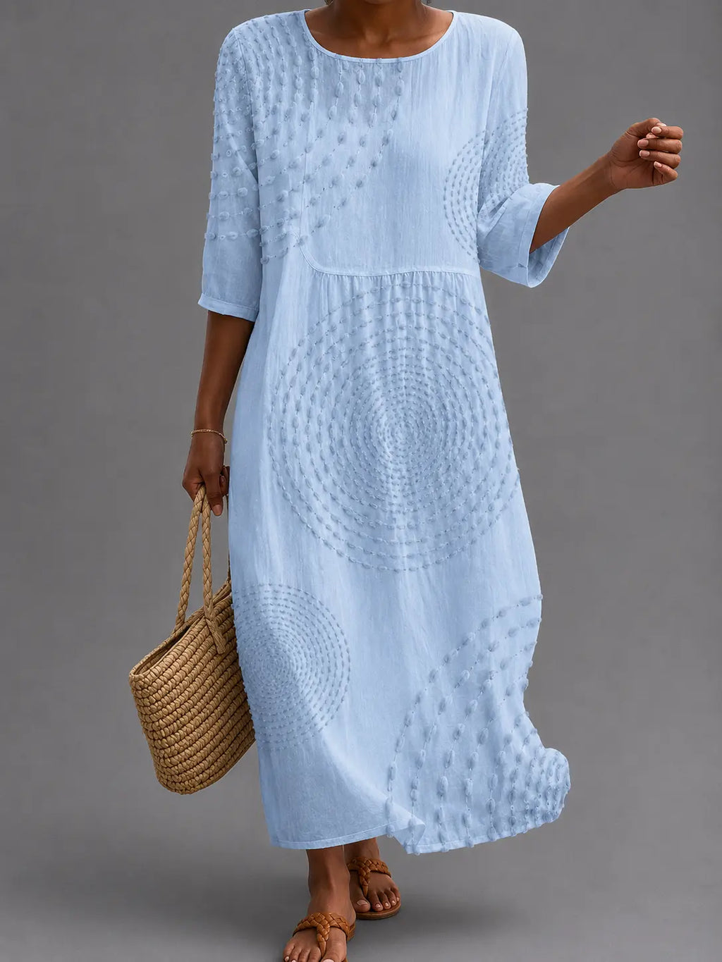 Vestido informal de mujer bordado.