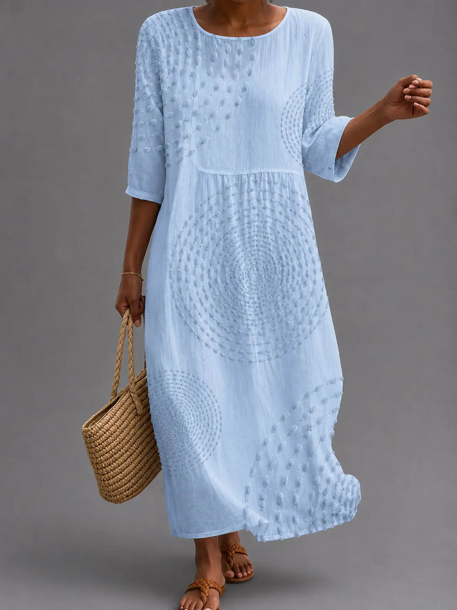 Vestido informal de mujer bordado.