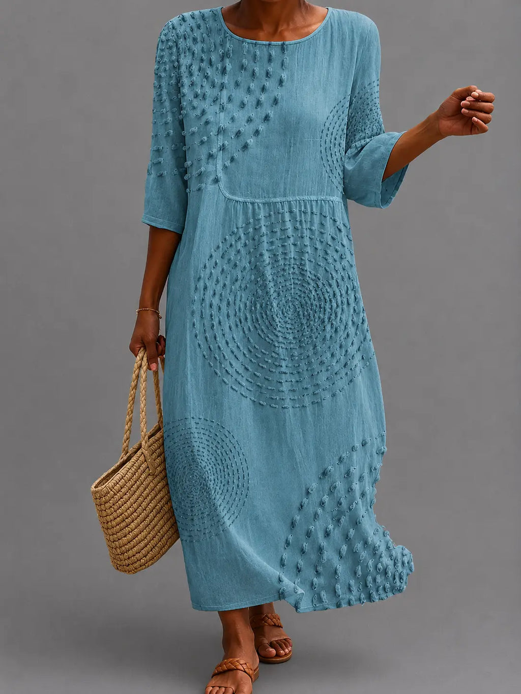 Vestido informal de mujer bordado.
