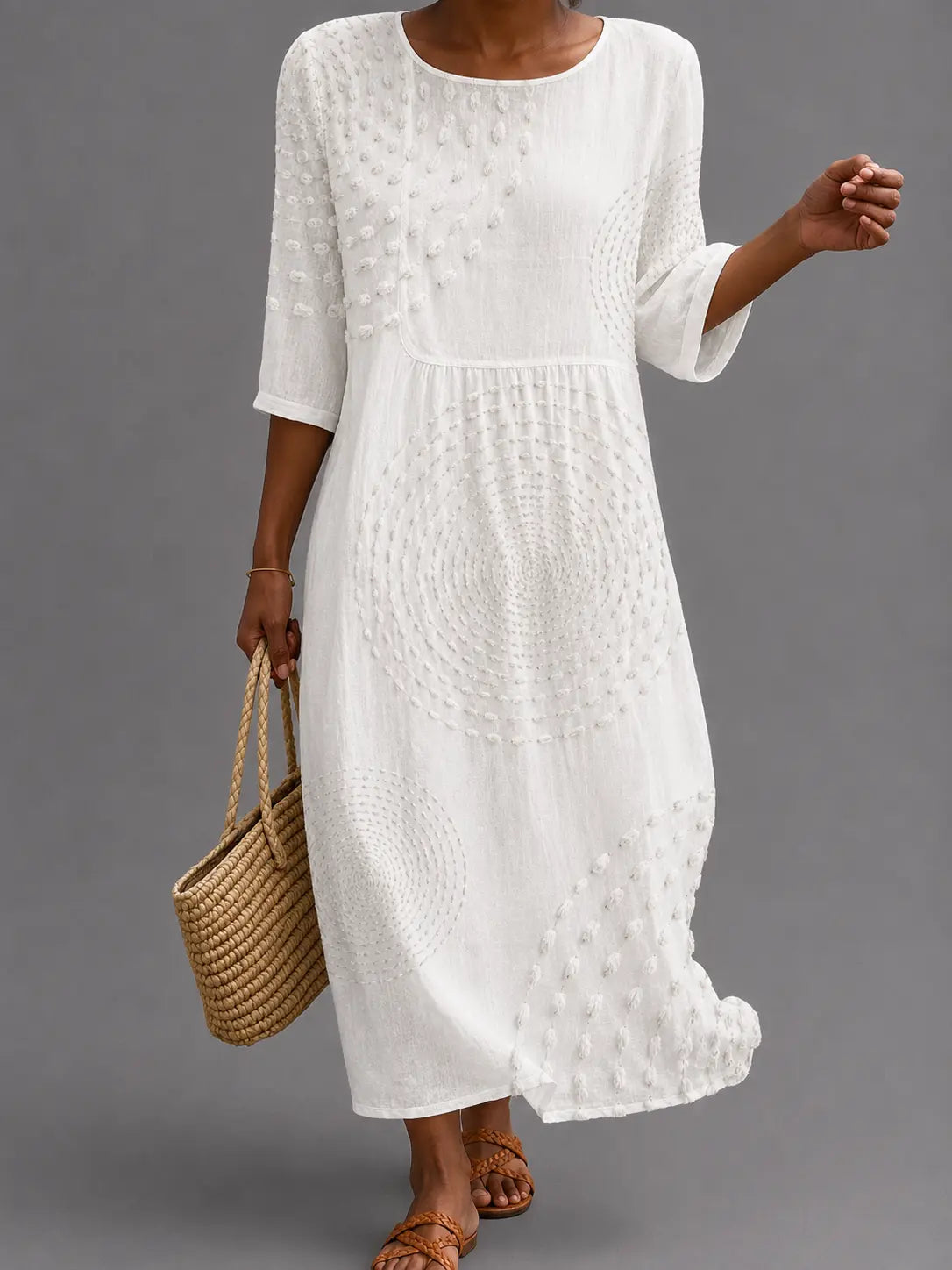 Vestido informal de mujer bordado.