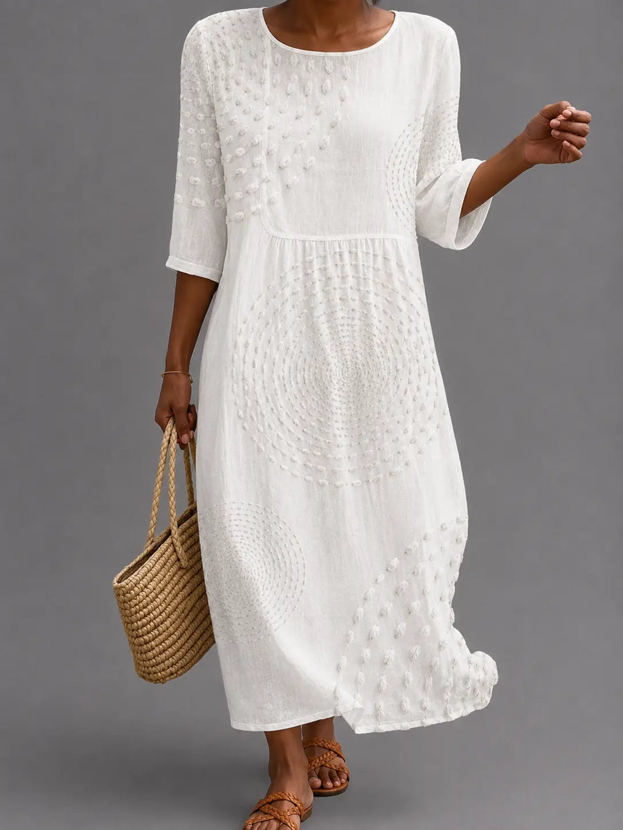 Vestido informal de mujer bordado.