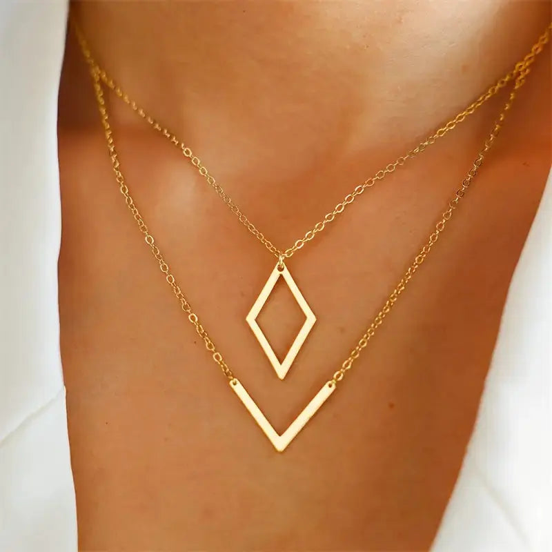 Collar elegante con colgante geométrico en forma de V