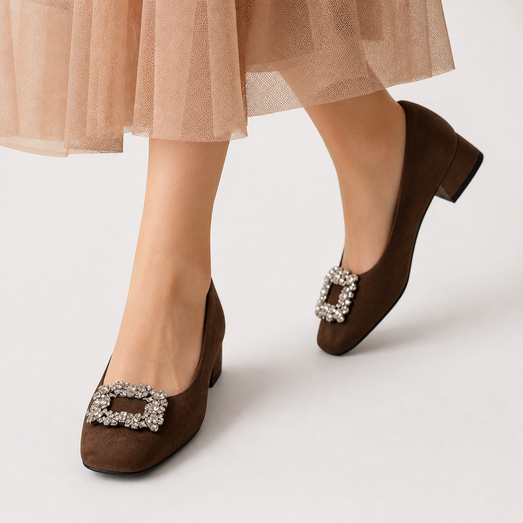 Casimira™ | Escarpín de Ante con Broche Joya y Tacón Bloque