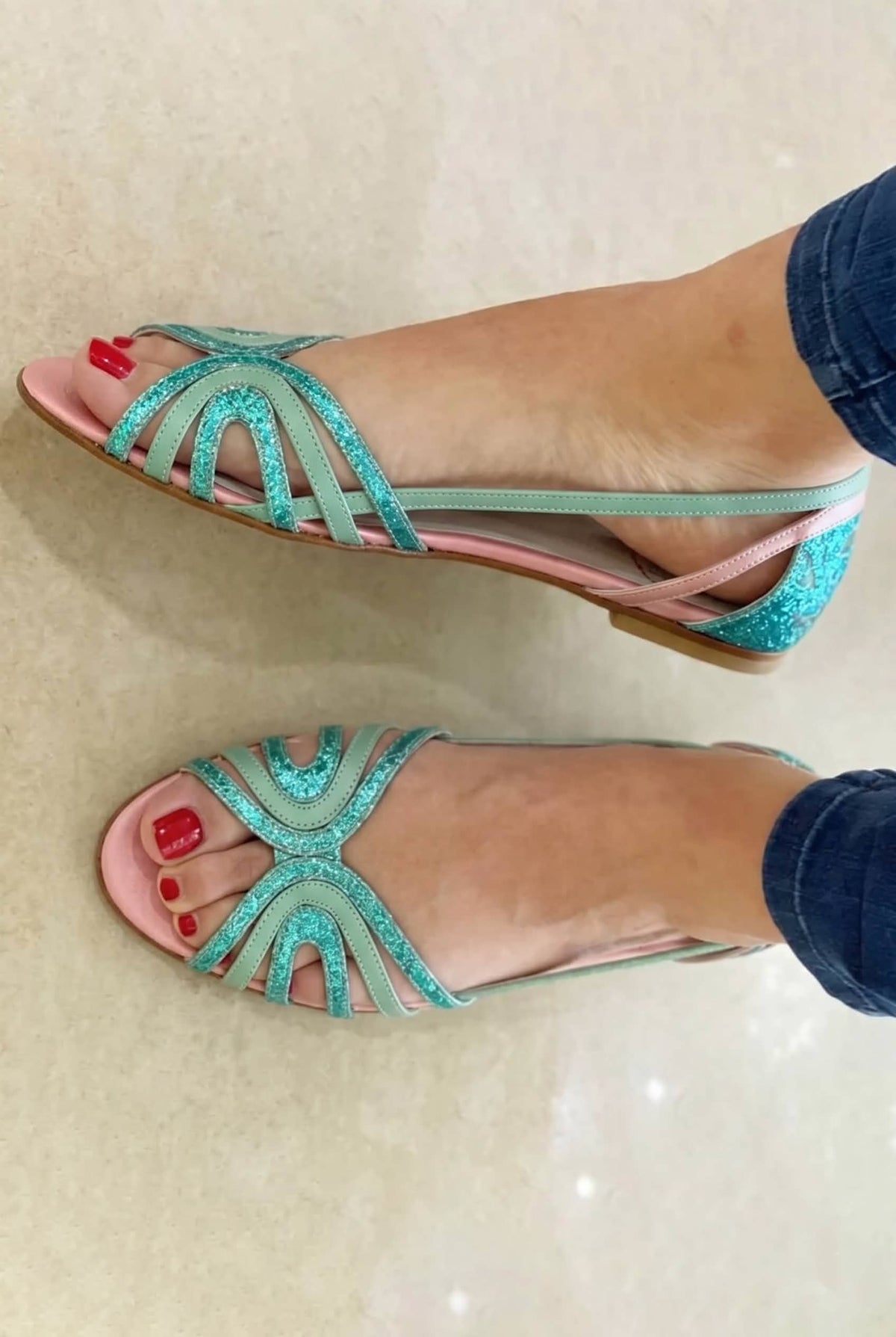 Aitana™ | Sandalias Planas Metalizadas