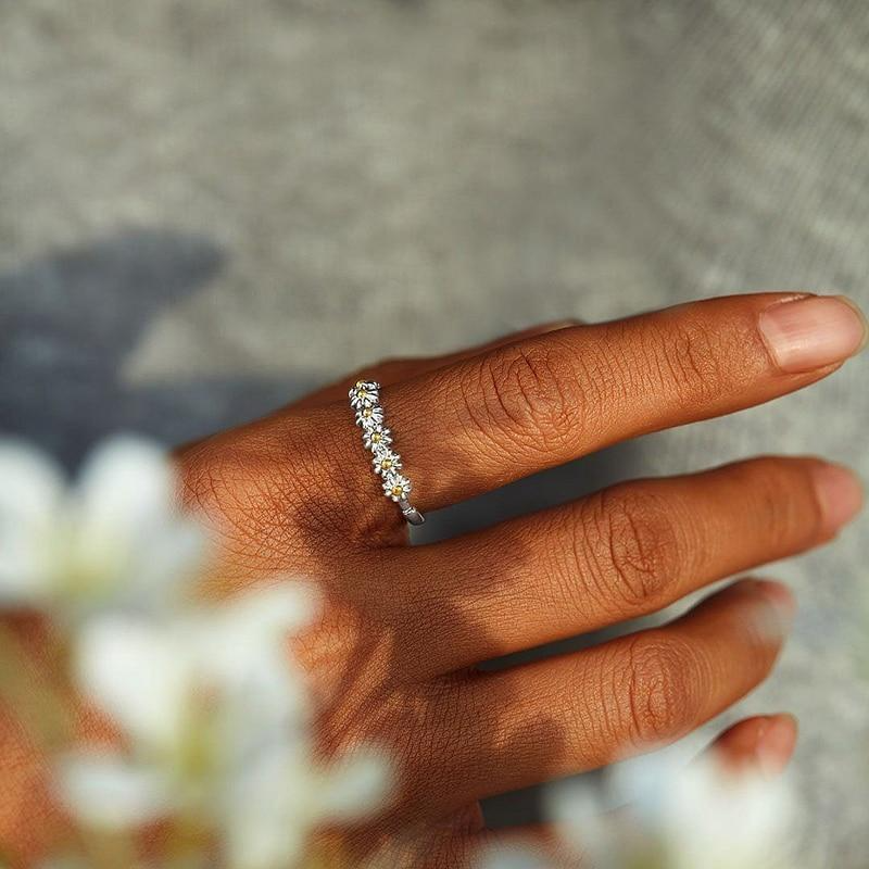 Anillo ajustable de plata y esmaltes pintados a mano con margaritas