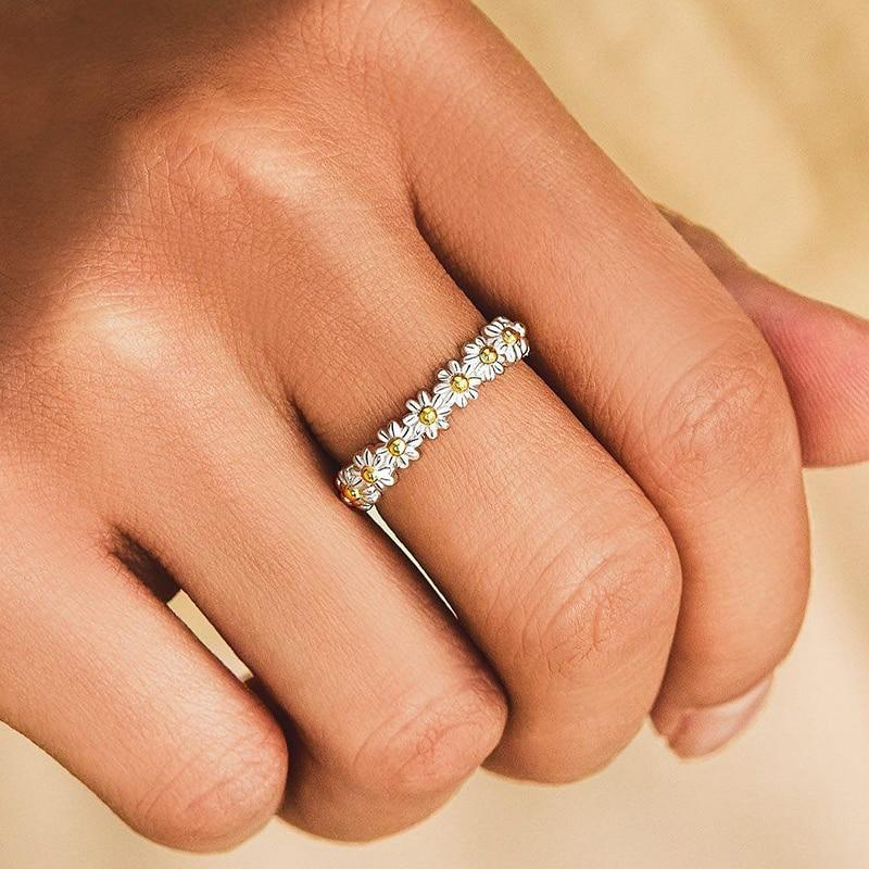 Anillo ajustable de plata y esmaltes pintados a mano con margaritas