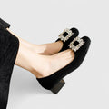 Anabel™ | Escarpín de Ante con Broche Joya y Tacón Bajo