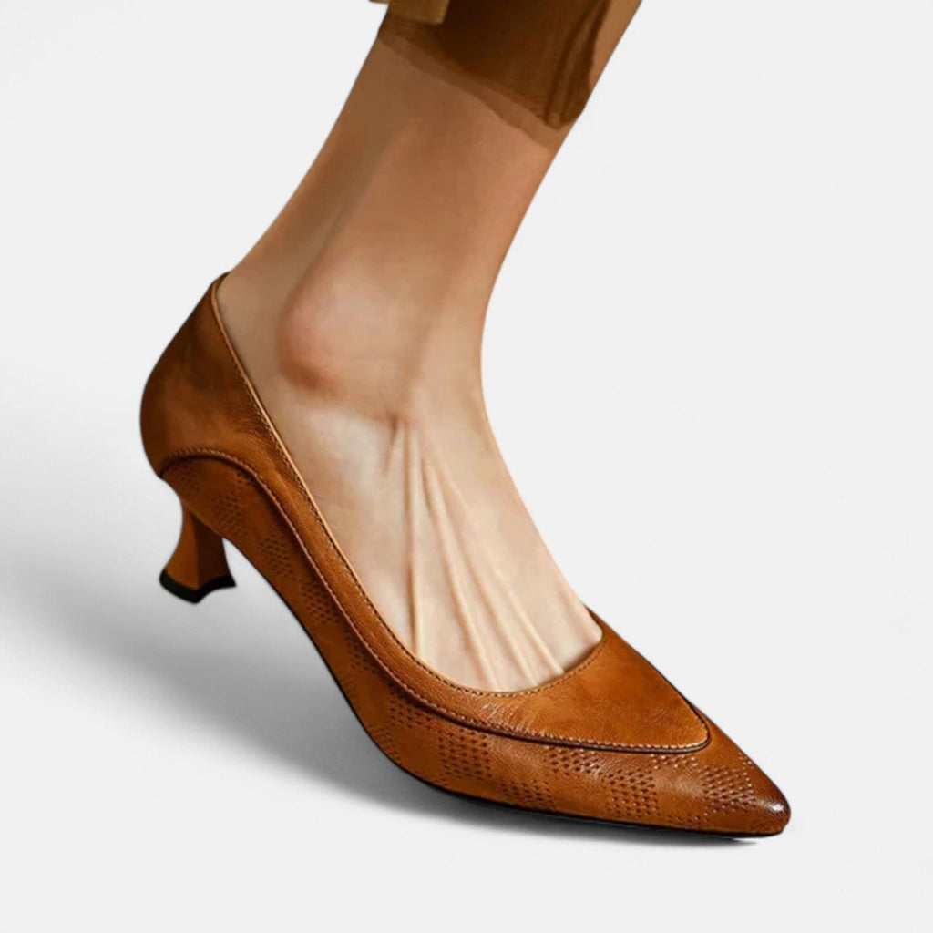 Regina™ | Escarpín de Piel con Textura y Tacón Kitten