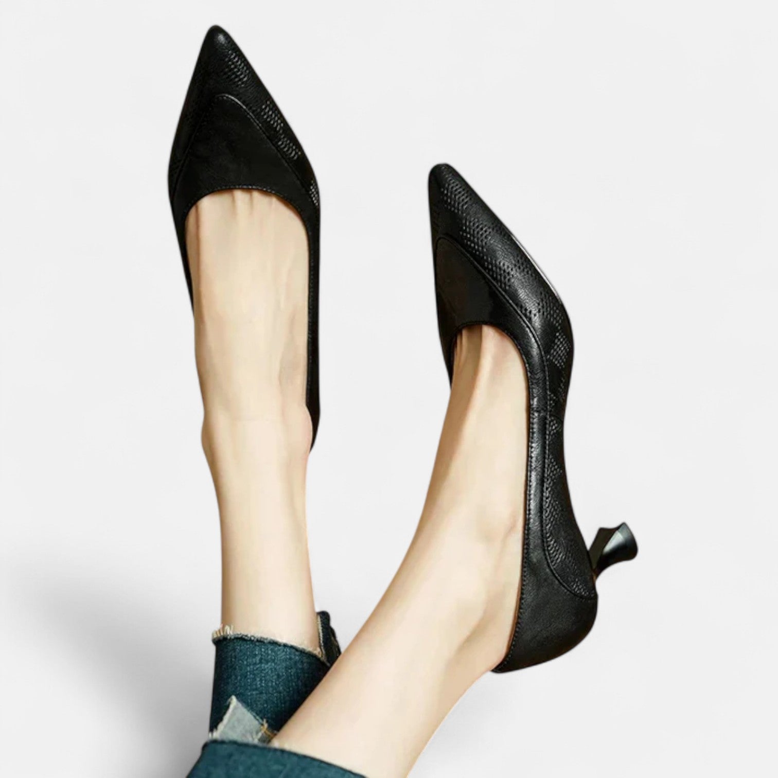 Regina™ | Escarpín de Piel con Textura y Tacón Kitten