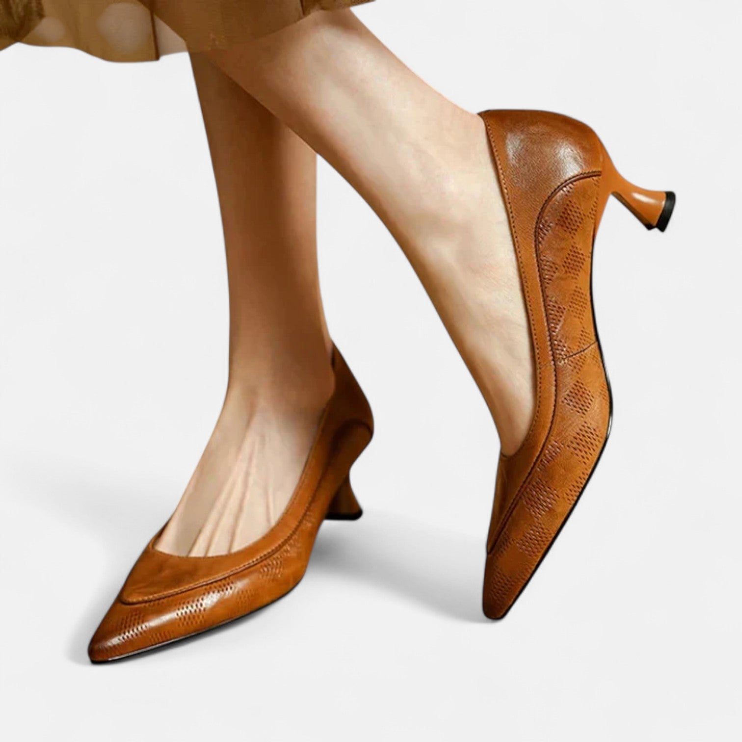 Regina™ | Escarpín de Piel con Textura y Tacón Kitten