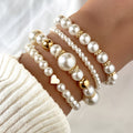 Conjunto de elegantes pulseras en forma de corazón con perlas