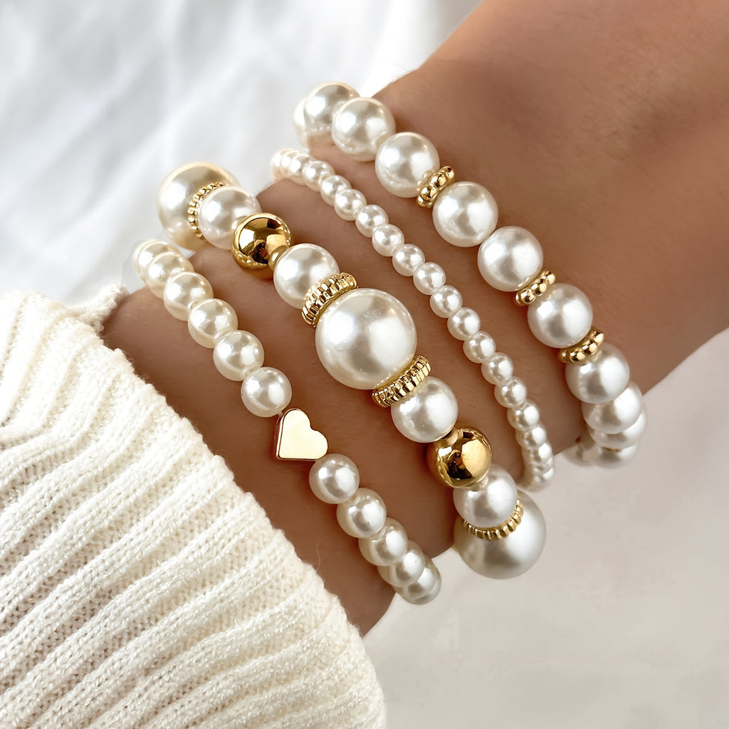 Conjunto de elegantes pulseras en forma de corazón con perlas