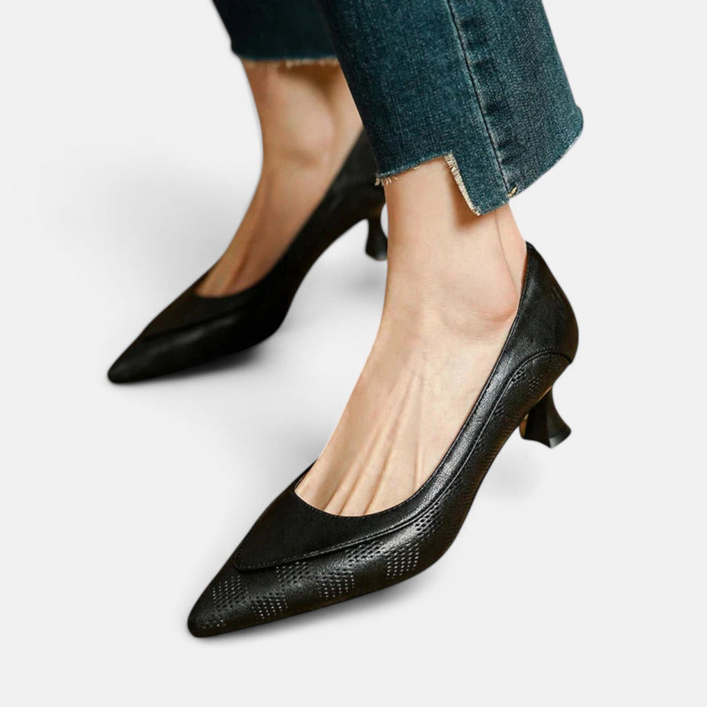 Regina™ | Escarpín de Piel con Textura y Tacón Kitten