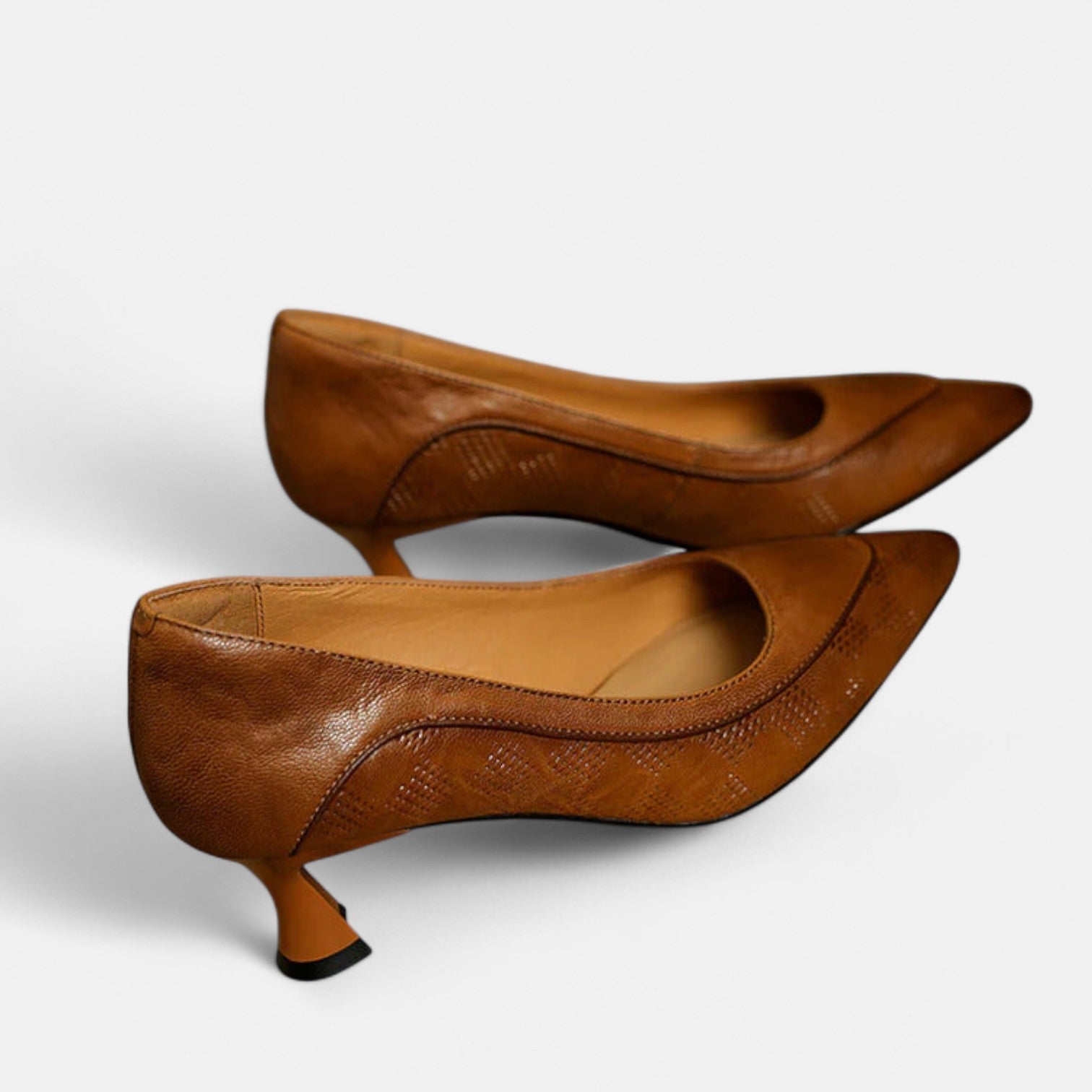 Regina™ | Escarpín de Piel con Textura y Tacón Kitten
