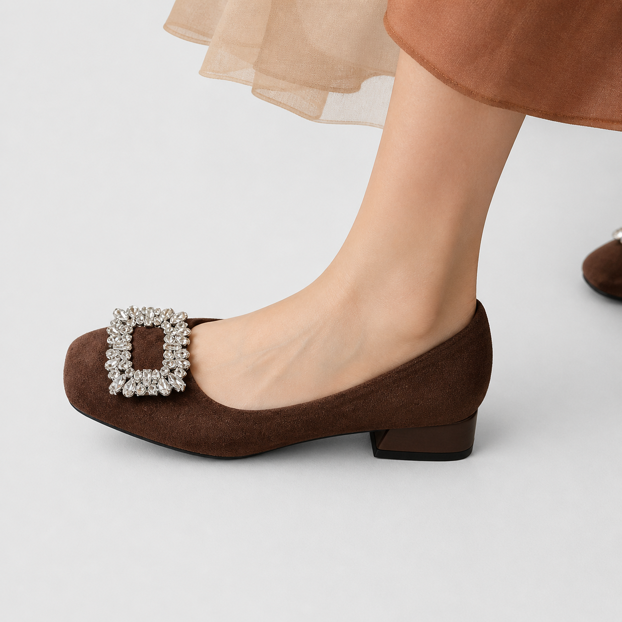 Casimira™ | Escarpín de Ante con Broche Joya y Tacón Bloque