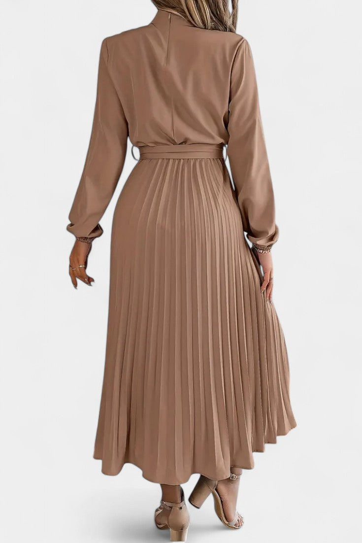 Theresa Vestido con Cuello Alto y Cinturón Plisado