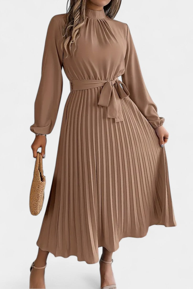Theresa Vestido con Cuello Alto y Cinturón Plisado